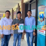 Korban bersama kuasa hukum saat mendatangi ruang penyidik di Mapolres Sampang. Foto: MUTAMMIM/BANGSAONLINE