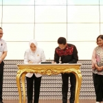 Rektor ITS, Bambang Pramujati (dua dari kanan), dan Kepala BMKG Dwikorita Karnawati (dua dari kiri), saat menandatangani MoU antara ITS dengan BMKG.