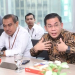 Kepala Biro Hubungan Masyarakat dan Protokol Kementerian ATR/BPN, Harison Mocodompis, saat memimpin rapat.
