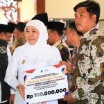 Gubernur Khofifah saat memberi bantuan secara simbolis kepada salah satu penerima manfaat di Pendopo Agung Ronggosukowati, Pamekasan.