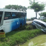 Kondisi dua kendaraan sebelum dievakuasi.