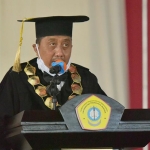 Rektor UTM Dr. Drs. Ec. Moh. Syarif, M.Si saat memberikan ceramah umum singkat dalam upacara wisuda lulusan UTM, Ahad (22/11).