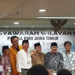 Said Amin Husni (tiga dari kanan) foto bersama para undangan Muswil, di antaranya Gubernur Jatim Soekarwo dan Ketua DPRD Jatim Halim Iskandar.
