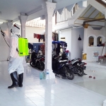 Penyemprotan di rumah F, pasien terkonfirmasi Covid-19 Dusun Binteng Kecamatan Arosbaya.