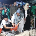 Wakil Bupati Gresik, Aminatun Habibah, saat peletakan batu pertama pembangunan RSNU Cerme. Foto: Ist