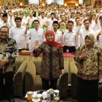 Gubernur Khofifah menghadiri kegiatan Bimbingan dan Pemantapan Pendamping dan Operator Jaminan Sosial Lanjut Usia Provinsi Jatim tahun 2018, di Surabaya. foto: DIDI ROSADI/ BANGSAONLINE