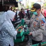 Kapolres Ngawi AKBP Dicky Ario Yustisianto turun langsung membagikan masker kepada masyarakat.