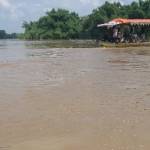 NAIK: Permukaan air Sungai Bengawan Solo di wilayah Bojonegoro menunjukkan tren naik. Warga diimbau waspada banjir luapan sungai tersebut. Foto: Eky Nurhadi/BangsaOnline.com