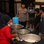 Kapolres Kediri Kota, AKBP Bramastyo Priaji, saat berbincang dengan warga yang hendak ikut sahur bersama. Foto: Ist