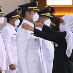 Gubernur Jawa Timur Khofifah Indar Parawansa saat melantik Yuhronur Efendi. (foto: ist)