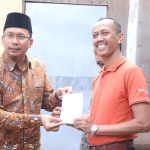 SIMBOLIS: Bupati Sidoarjo Ahmad Muhdlor menyerahkan bantuan untuk korban puting beliung di Perum Oma Pesona Buduran, Rabu (23/11/2022).