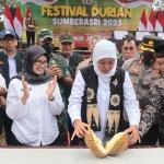Gubernur Khofifah saat menghadiri Festival Durian Sumberasri 2023.