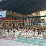Ribuan siswa-siswi saat menggelar doa bersama dengan membacakan Surat Yasin dan Tahlil di Sekolah Khadijah Surabaya. foto: YUDI A/BANGSAONLINE