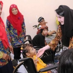 Ketua Dekranasda Jatim, Arumi Emil Dardak menyapa anak penyandang disabilitas pada acara Peringatan 63 Tahun YPAC Surabaya. foto: ist