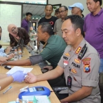 Kapolrestabes Surabaya Kombes Pol Sandi Nugroho menjalani pemeriksaan kesehatan sebelum donor darah.