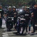 Polisi saat mengamankan beberapa pengendara yang terlibat balap liar di Jalan A. Yani Surabaya.
