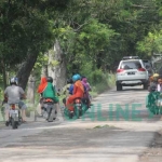 Kendaraan roda dua terpaksa melintasi bahu jalan untuk menghindari lubang. foto: SUWANDI/ BANGSAONLINE