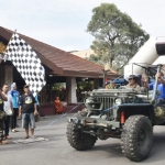 Bupati Rendra Kresna saat memberangkatkan para peserta baksos Malang Wilys Club ke tempat wisata Umbulan.