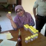 Petugas menunjukkan hasil tes urine pelajar di SMAN 1 Panarukan, Situbondo, Jumat (29/8). foto: hadi/Bangsa Online