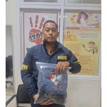 Petugas dari Satreskrim Polres Gresik ketika menunjukkan barang bukti pencabulan. Foto: Ist