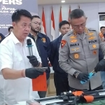 Polisi saat menunjukkan barang bukti berupa senjata api dan amunisi ilegal yang dijadikan barang bukti