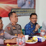 Kabag Ops Polres Batu, Kompol Anton Widodo bersama Kepala Dinas Pertanian Kota Batu, Heru Yulianto memberikan edukasi terkait penyebaran wabah PMK di kota Batu 