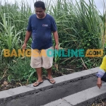 Darto selaku Ketua Hippa saat mengecek pekerjaan saluran air untuk petani. Foto: HENDRO SUHARTONO/BANGSAONLINE