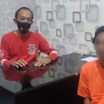 Petugas dari Polsek Gubeng saat menginterogasi pencuri kabel tembaga milik Pemkot Surabaya.