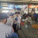 Satuan Tugas (Satgas) Pangan Mabes Polri bersama sejumlah instansi saat melakukan pemantauan bahan pokok (bapok) di Pasar Pahing, Kota Kediri. (Ist). 
