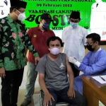 Bupati Sidoarjo Ahmad Muhdlor Ali turut hadir memantau vaksinasi terhadap wartawan.