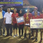 Tim bola voli putri asal Kecamatan Kenduruan saat menerima hadiah dan piala.