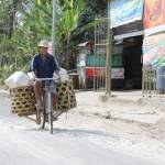 RUSAK. Ini salah satu titik jalan yang rusak dan belum diperbaiki setahun ini. foto : suwandi/bangsaonline