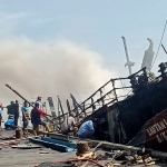 Suasana ketika Kapal Lautan Inti Makmur yang ludes terbakar di Pelabuhan Perikanan Pantai (PPP) Mayangan Kota Probolinggo.