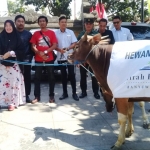 General Manager Mirah foto bersama ketua KPS dan lurah Klatak saat penyerahan sapi.
