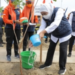Gubernur Jawa Timur Khofifah Indar Parawansa menggelar gerakan restorasi mangrove dengan tajuk “Nandur Mangrove” di sejumlah daerah.