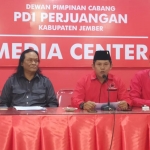 Sekretaris DPC PDIP Jember Bambang Wahju Soejono saat menggelar jumpa pers.