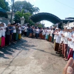 Petakziah terus melantunkan surat Al-Ikhlas di sepanjang jalan KH Moh. Kholil Bangkalan.