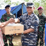 Bantuan yang diserahkan secara simbolis oleh Dan Lantamal IX Laksma TNI Budi Purwanto, S.T., M.M.