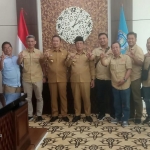 Bupati Lamongan Yuhronur Efendi saat memberangkatkan Kontingen PWI Lamongan ke event porwanas ke XIII di Malang, Jawa Timur.