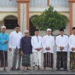 Bacabup Gresik Syahrul Munir (empat dari kanan) bersama Ketua DPC PKB Gresik Khoirul Huda dan Ketua PKB Gresik Much Abdul Qodir usai sowan ke KH Masbuhin Faqih (dok. Ist)