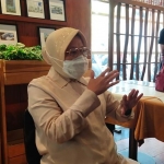 Wali Kota Risma saat wawancara bersama awak media usai meninjau PLTSa (Pembangkit Listrik Tenaga Sampah) di Benowo Surabaya, Selasa (1/9/2020). (foto: YUDI A/ BANGSAONLINE)