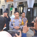 Kapolres Ngawi, AKBP Charles Pandapotan Tampubolon saat memberi keterangan kepada awak media