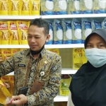 Kepala Dinas Koperasi, Usaha Kecil Menengah, dan Perdagangan (KUKMP) Tuban Agus Wijaya sedang melakukan pengecekan harga minyak goreng yang dijual di sejumlah toko modern dan swalayan di Tuban, Kamis (20/1/22). 
