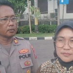 Kasatres PPA-PPO didampingi Kasi Humas Polrestabes Surabaya  memberikan Keterangan pers kepada awak media