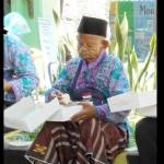 Ansori saat menikmati jatah nasi kotakan di Asrama Haji.(foto: devi fitri afriyanti/BANGSAONLINE)