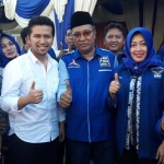 Emil Dardak didampingi pengurus DPC Demokrat Gresik usai peresmian posko pemenangan. foto: SYUHUD/ BANGSAONLINE