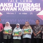 Para pemenang lomba menulis . Foto : Hendro Suhartono/BANGSAONLINE