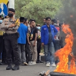 Mahasiswa PMII Universitas Trunojoyo Madura saat melakukan aksi demo dan bakar ban di depan Mapolres Bangkalan