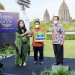 Budi Wahju Soesilo saat penerimaan penghargaan di ajang Indonesia Human Capital Award (IHCA) VII Tahun 2021. foto: ist.