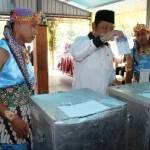 Bupati Sidoarjo H Saiful Ilah dikawal prajurit kerajaan saat mencoblos di TPS 01 Kelurahan Magersari Kecamatan Sidoarjo Kota, Rabu (9/4). foto : mustain/BANGSAONLINE